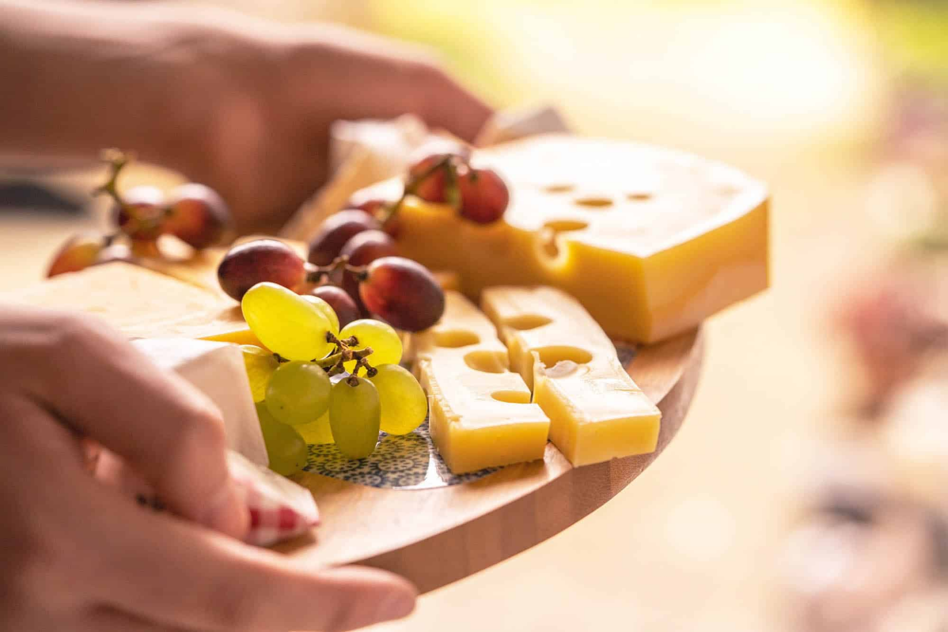 4 nejzdravější sýry, které si můžete s čistým svědomím dopřát ke sklence vína