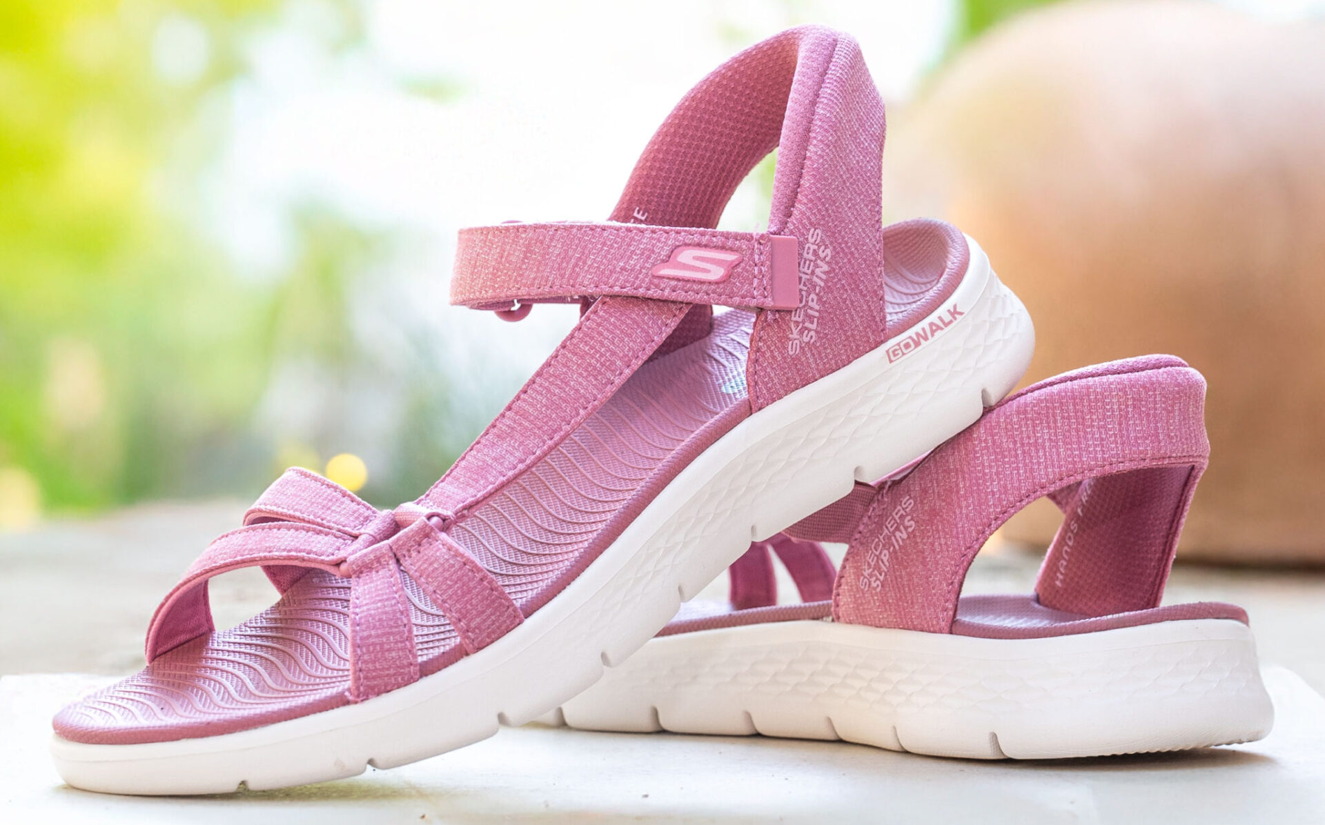 Váš oblíbený letní nezbytný doplněk: Sandály Skechers Slip-ins®